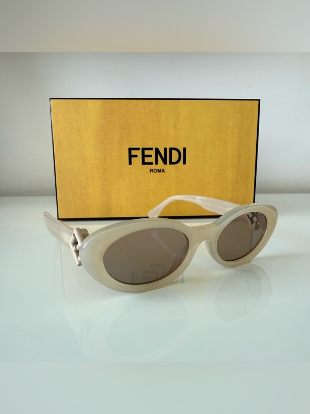 NEW!!! FENDI women oval sunglasses FE40140U 57E Authentic - Picture 1 of 6